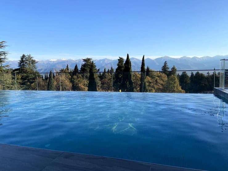 הבריכה בציננדלי אסטייט