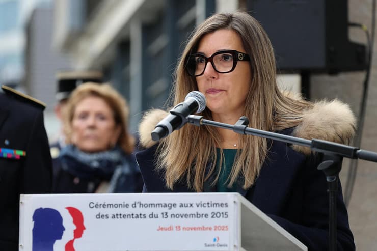 סופי דיאז בתו של מנואל שנרצח ב מתקפת טרור פריז ב-2015 נואמת באירוע זיכרון מחוץ ל אצטדיון סטאד דה פראנס צרפת