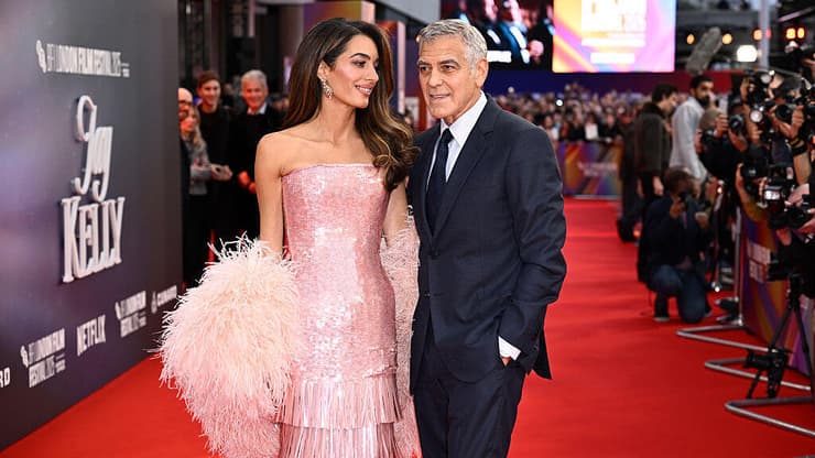 הגן על רעייתו אמל. קלוני (Gareth Cattermole / Staff, Getty Images) ג'ורג' ואמל קלוני