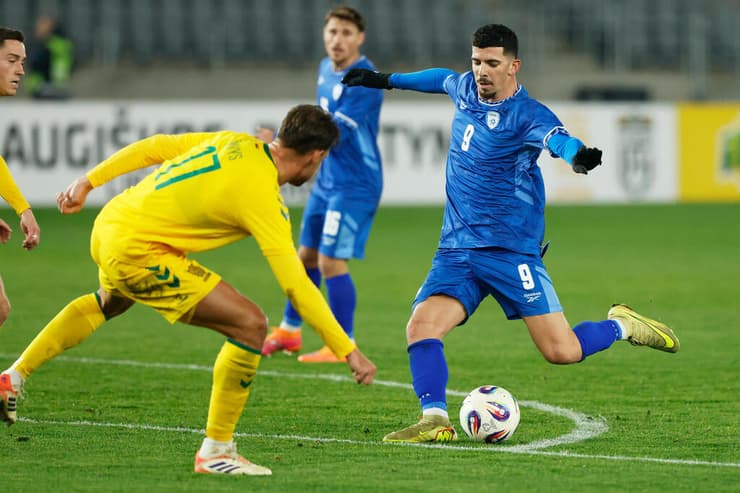 משחק חלש של הנבחרת. תורג'מן (צילום: AP Photo/Mindaugas Kulbis) ליטא - ישראל דור תורג'מן משחק הכנה