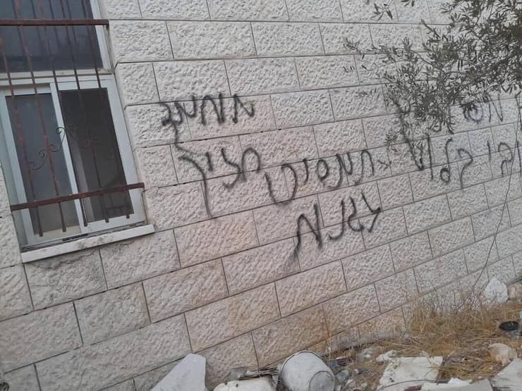 כתובות שרוססו על מסגד בכפר דיראסתיא על ידי מתנחלים