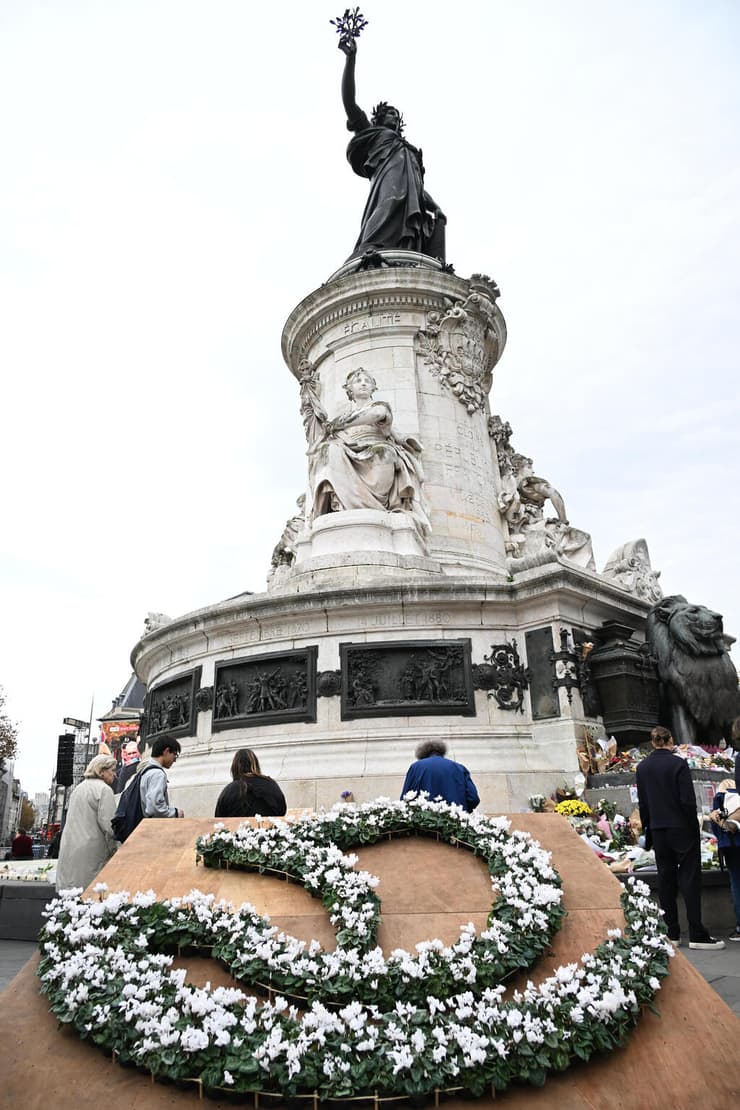 פרחים ב כיכר הרפובליקה עשור מתקפת טרור פריז ב-2015 צרפת