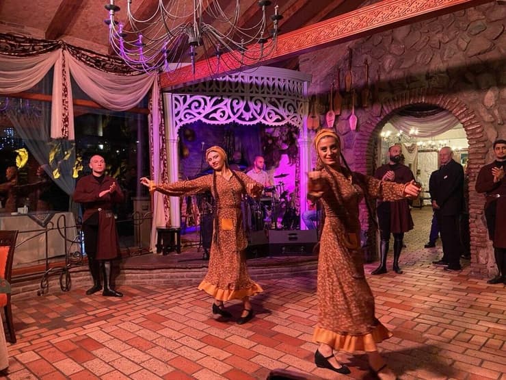 ריקודים מסורתיים במסעדה בטביליסי