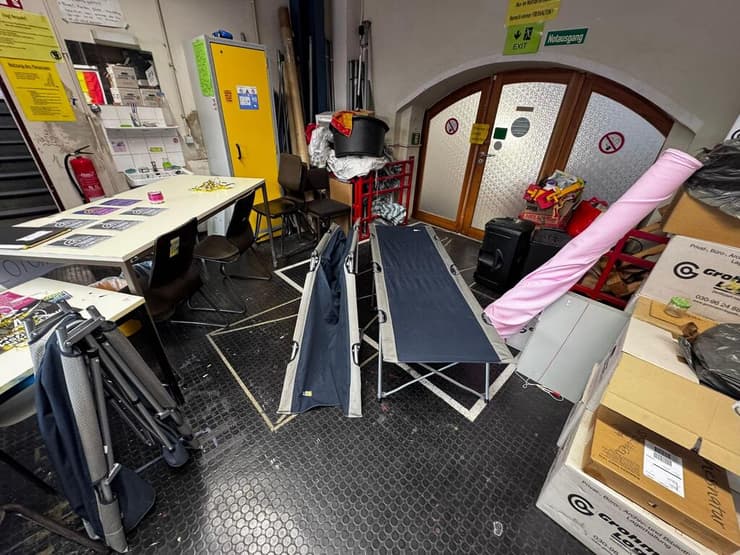 אלונקות בחדר