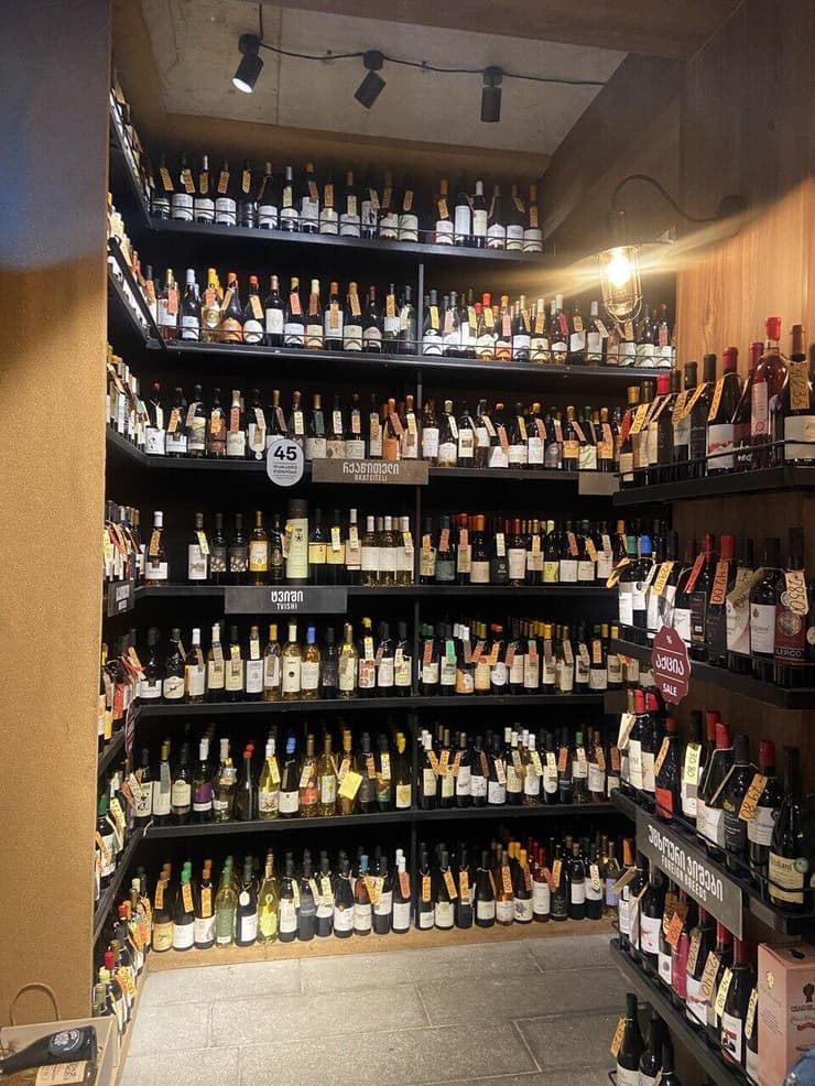מדפי היין בחנות מקומית