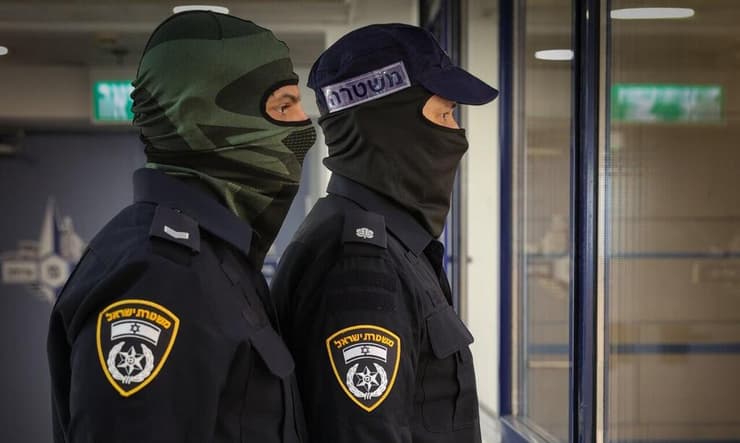 בכובע כחול - רפ"ק ק', מפקד מחלקת סוכנים בימ"ר תל אביב, בכובע ירוק - רס"מ מ', המפעיל של אל צ'אפו