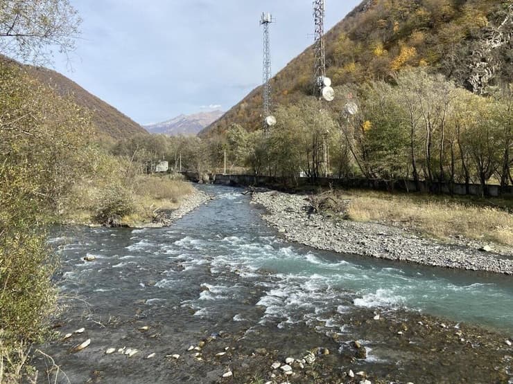 המפגש של נהרות ארגווי - אחד שחור, שני תכלת