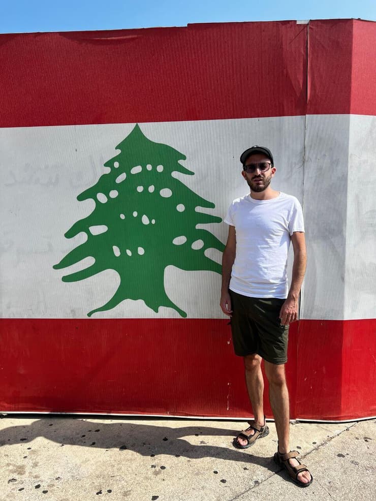 צילום עם דגל לבנון