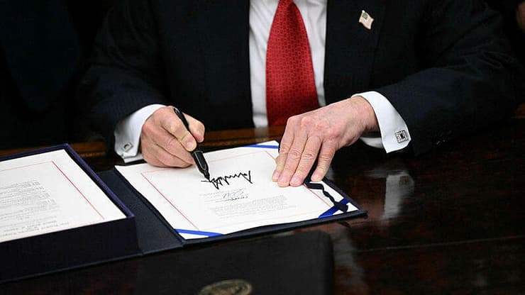 נשיא ארה"ב דונלד טראמפ חתימה סיום השבתת הממשל 