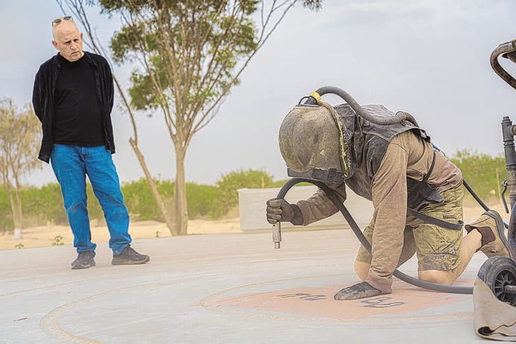 האדריכל צביקה פסטרנק מפקח על העבודות