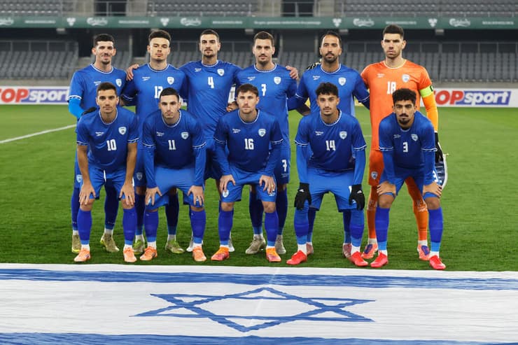 שחקני הנבחרת לפני ליטא (צילום: AP Photo/Mindaugas Kulbis) ליטא - נבחרת ישראל משחק הכנה