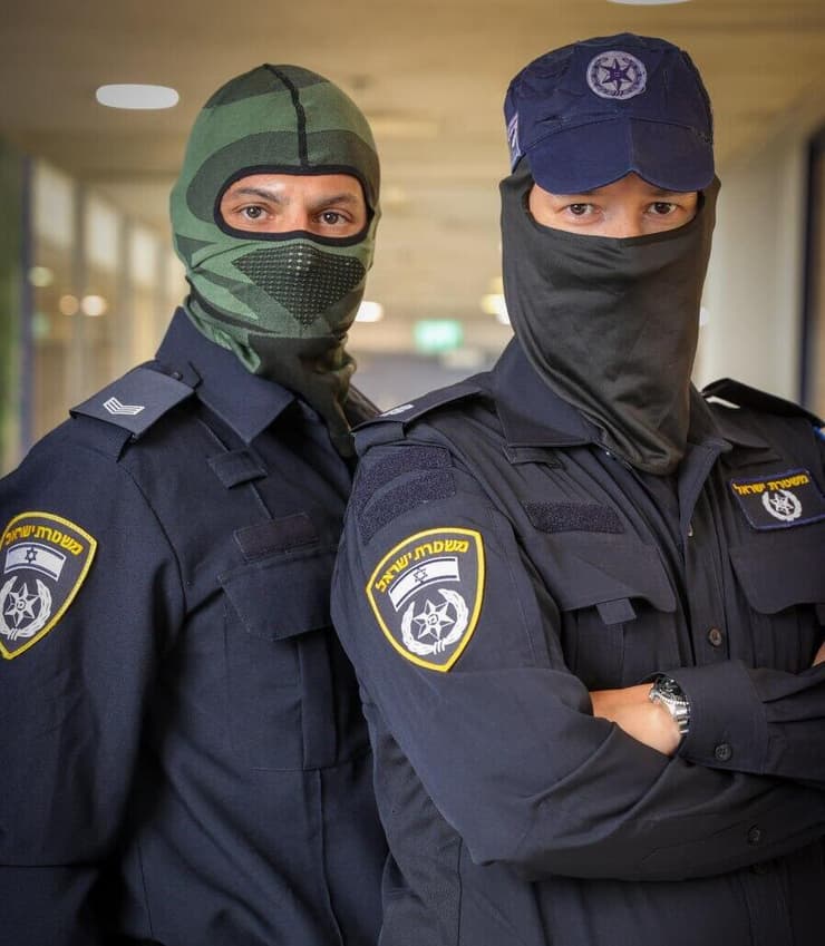 בכובע כחול - רפ"ק ק', מפקד מחלקת סוכנים בימ"ר תל אביב, בכובע ירוק - רס"מ מ', המפעיל של אל צ'אפו