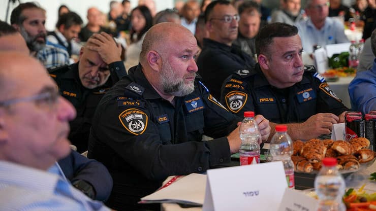 מני בנימין לצד בועז בלט (צילום: דוברות המשטרה) מני בנימין לצד בועז בלט