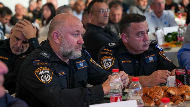 מני בנימין לצד בועז בלט