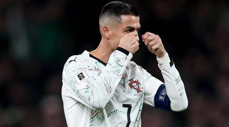 רונאלדו לועג לשחקן היריב אחרי ההרחקה