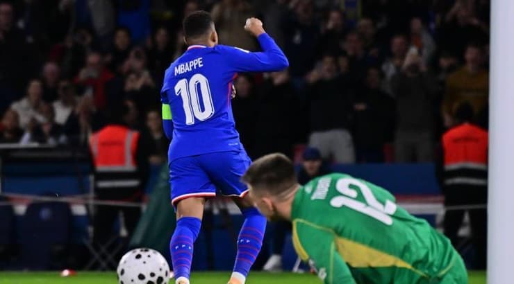 קיליאן אמבפה רץ לחגוג