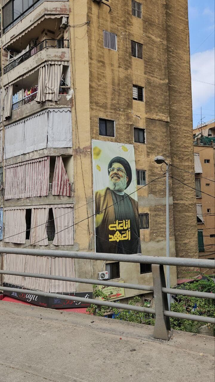 תמונה של נסראללה על בניין בביירות