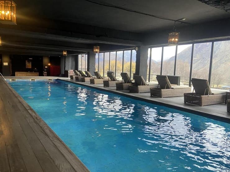 הבריכה במלון בקזבגי