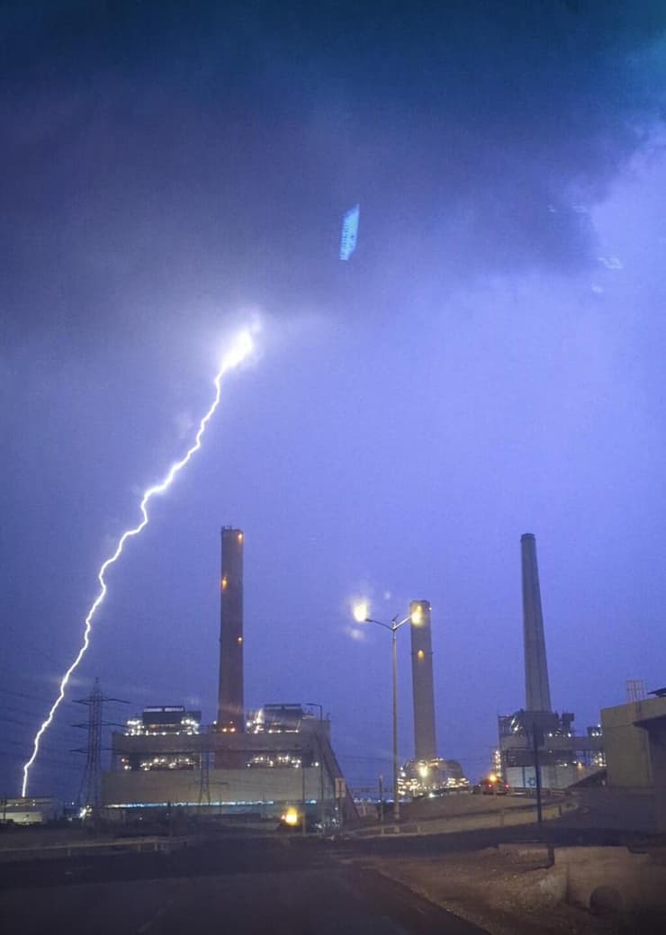 ברקים בתחנת הכוח באשקלון