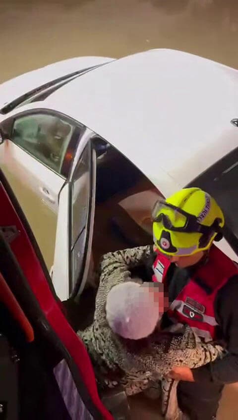 תיעוד: חילוץ זוג מרכב שטבע באשקלון