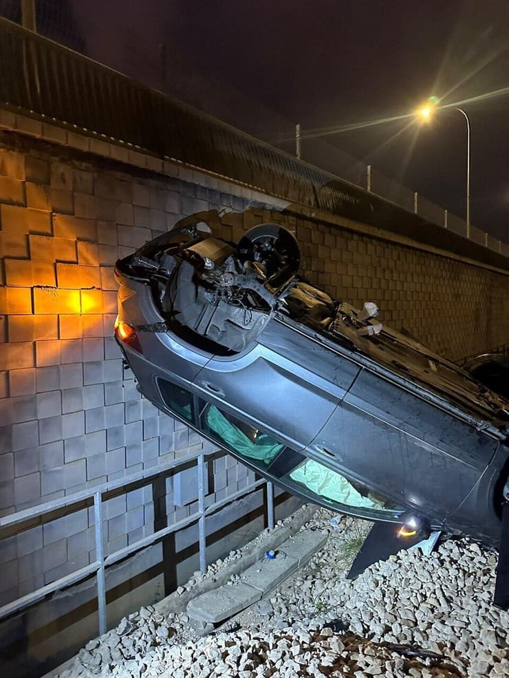 רכב התהפך אל מסילת רכבת במודיעין