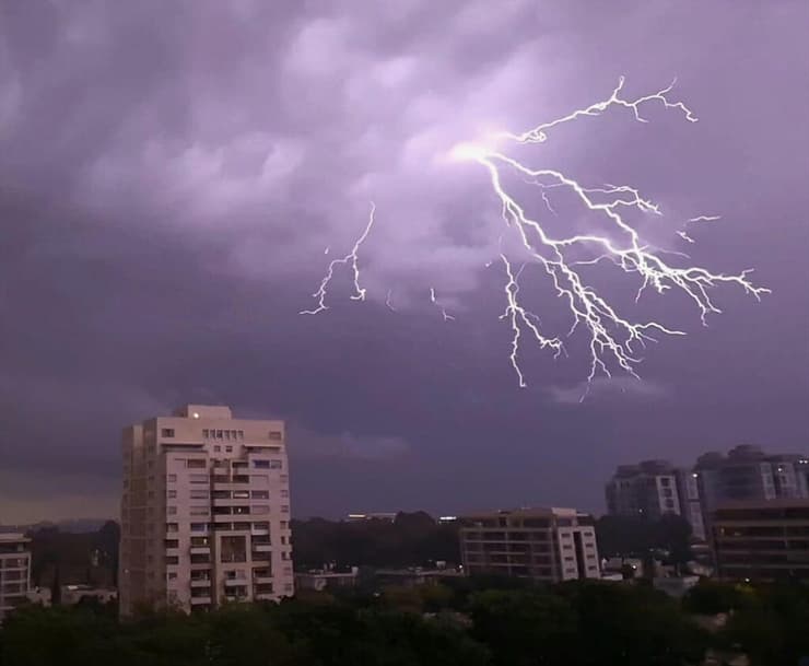 ברקים שתועדו מעל קריית אונו