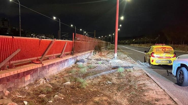 רכב התהפך אל מסילת רכבת במודיעין