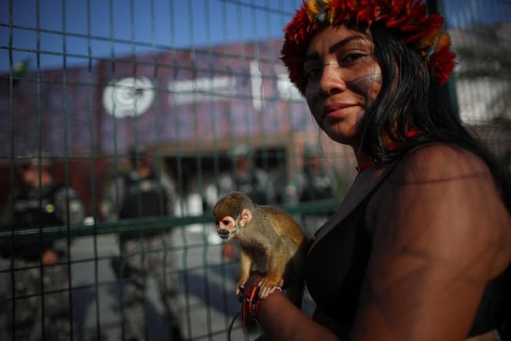 גם קוף הגיע להפגין