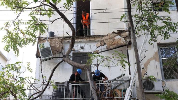 המרפסת שקרסה בתל אביב לפני כחודש (צילום: דנה קופל ) מרפסת קרסה בתל אביב