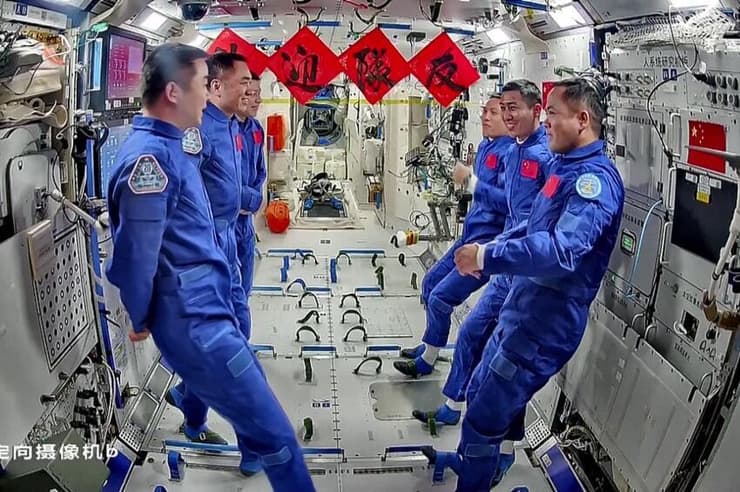 צוותים של משימות שנז'ו 20 ושנז'ו 21 בעת החפיפה בתחנת החלל טיאנגונג (צילום: CMSA) בינתיים מסתדרים בנחת, לפחות לפי הדיווחים מסין. הצוותים של משימות שנז'ו 20 ושנז'ו 21 בעת החפיפה בתחנת החלל טיאנגונג