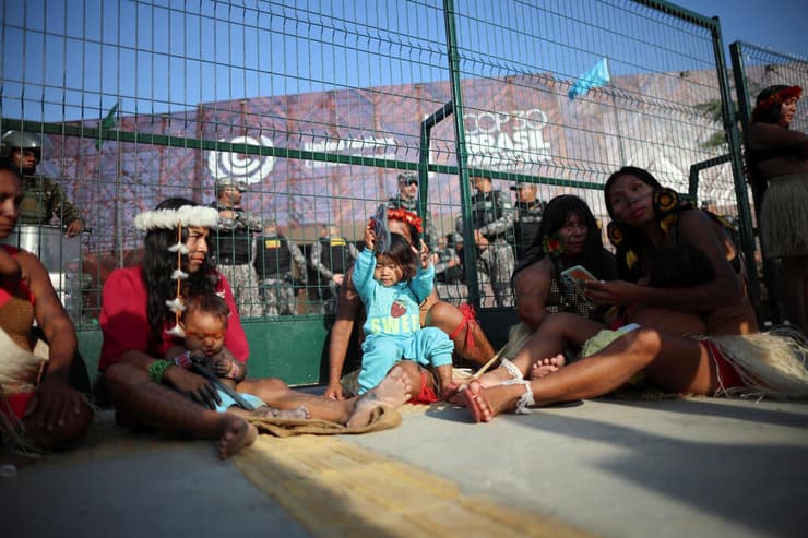 מפגינות ליד הבניין שבו נערכת הוועידה