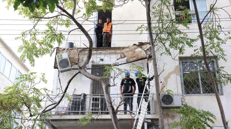 המרפסת שקרסה בתל אביב (צילום: דנה קופל) מרפסת קרסה בתל אביב