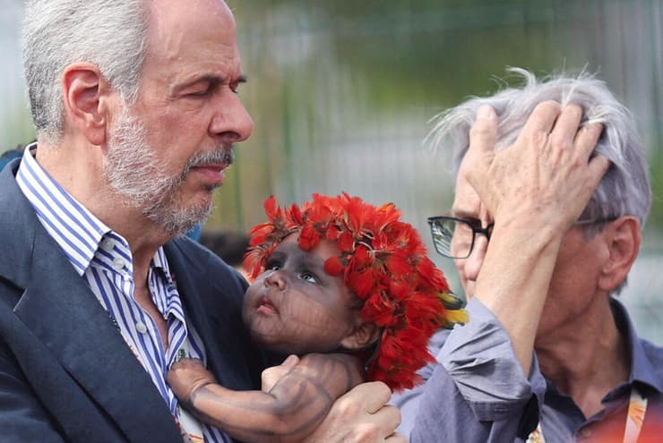 נשיא הוועידה עם פעוט שהובא להפגנה