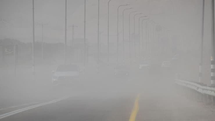ערפל כבד ליד ים המלח (צילום: אלכס קולומויסקי) ערפל כבד ליד ים המלח
