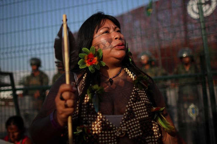 אחת המפגינות בלבוש מסורתי