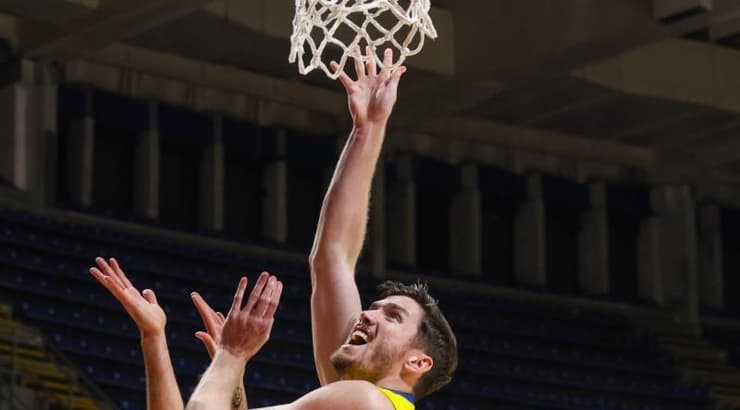 טי ג'יי ליף עולה לסל