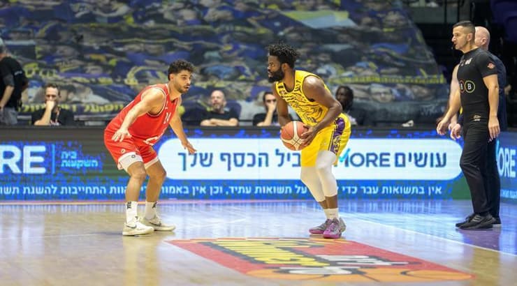 דרק וולטון ג'וניור מול יואב ויטלם