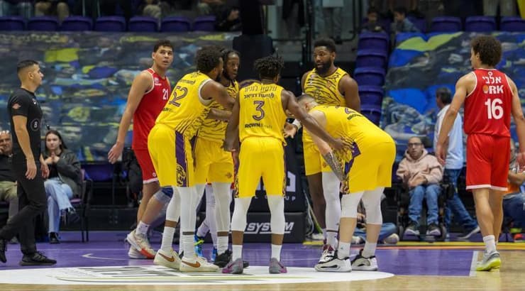 שחקני הפועל חולון