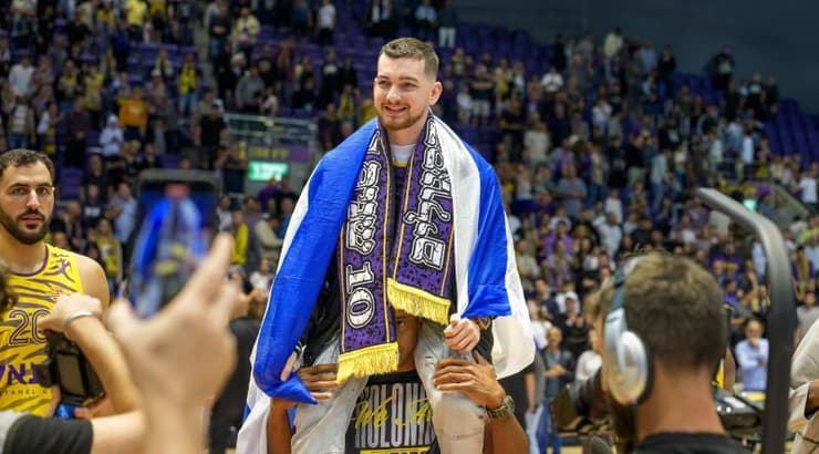 בר קופרשטיין על הכתפיים