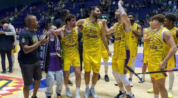 שחקני הפועל חולון עם בר קופרשטיין