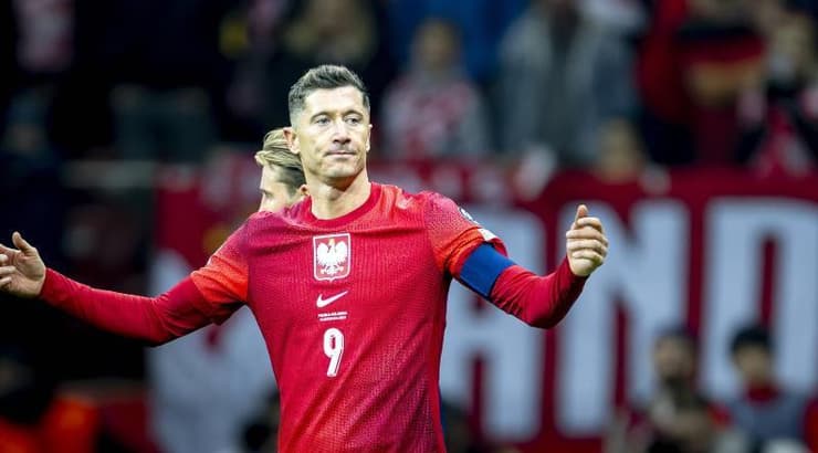 רוברט לבנדובסקי מרים את הקהל