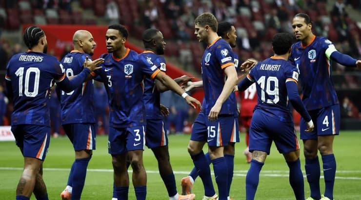 שחקני הולנד חוגגים