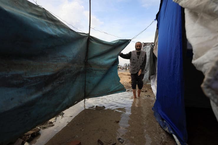 אוהלים בעיר עזה בזמן הגשם, היום (צילום: REUTERS/Dawoud Abu Alkas) אוהלים בעיר עזה