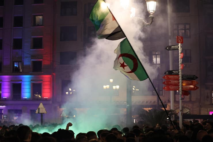 צילום: REUTERS/Pankra Nieto , Arce/Getty Images, ANDER GILLENEA / AFP אלפים מפגינים בבילבאו, חבל הבאסקים, לפני המשחק מול נבחרת פלסטין