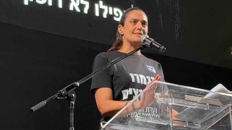 הילה אביר (צילום: מועצת אוקטובר) הפגנה בהבימה בקריאה להקמת ועדת חקירה ממלכתית