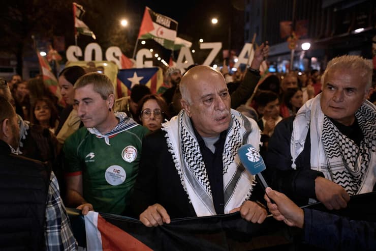 צילום: REUTERS/Pankra Nieto , Arce/Getty Images, ANDER GILLENEA / AFP אלפים מפגינים בבילבאו, חבל הבאסקים, לפני המשחק מול נבחרת פלסטין