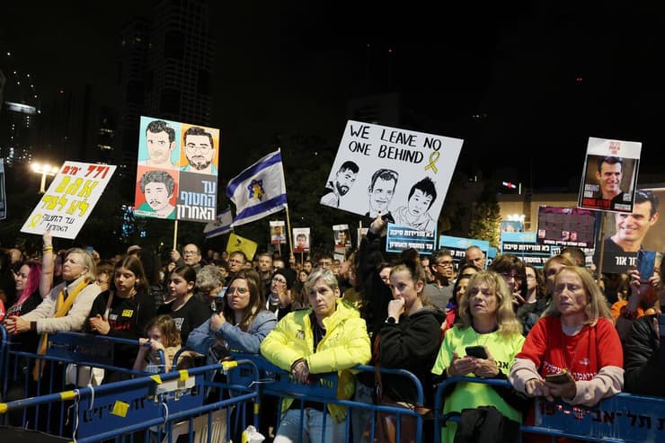 עצרת בכיכר החטופים בתל אביב (צילום: דנה קופל) העצרת השבועית בכיכר בחטופים בתל אביב