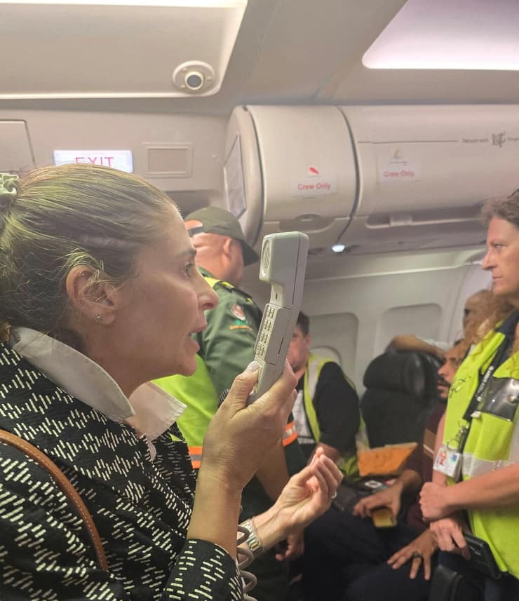 חנן ג'ראר, שגריר פלסטיני בדרום אפריקה, עם העזתים שהגיעו ליוהנסבורג בטיסה