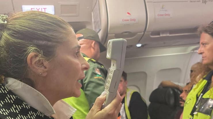 חנן ג'ראר, שגריר פלסטיני בדרום אפריקה, עם העזתים שהגיעו ליוהנסבורג בטיסה