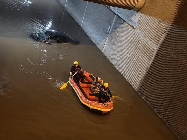 הצלת רכב ששקע במעבר תת קרקעי בחיפה
